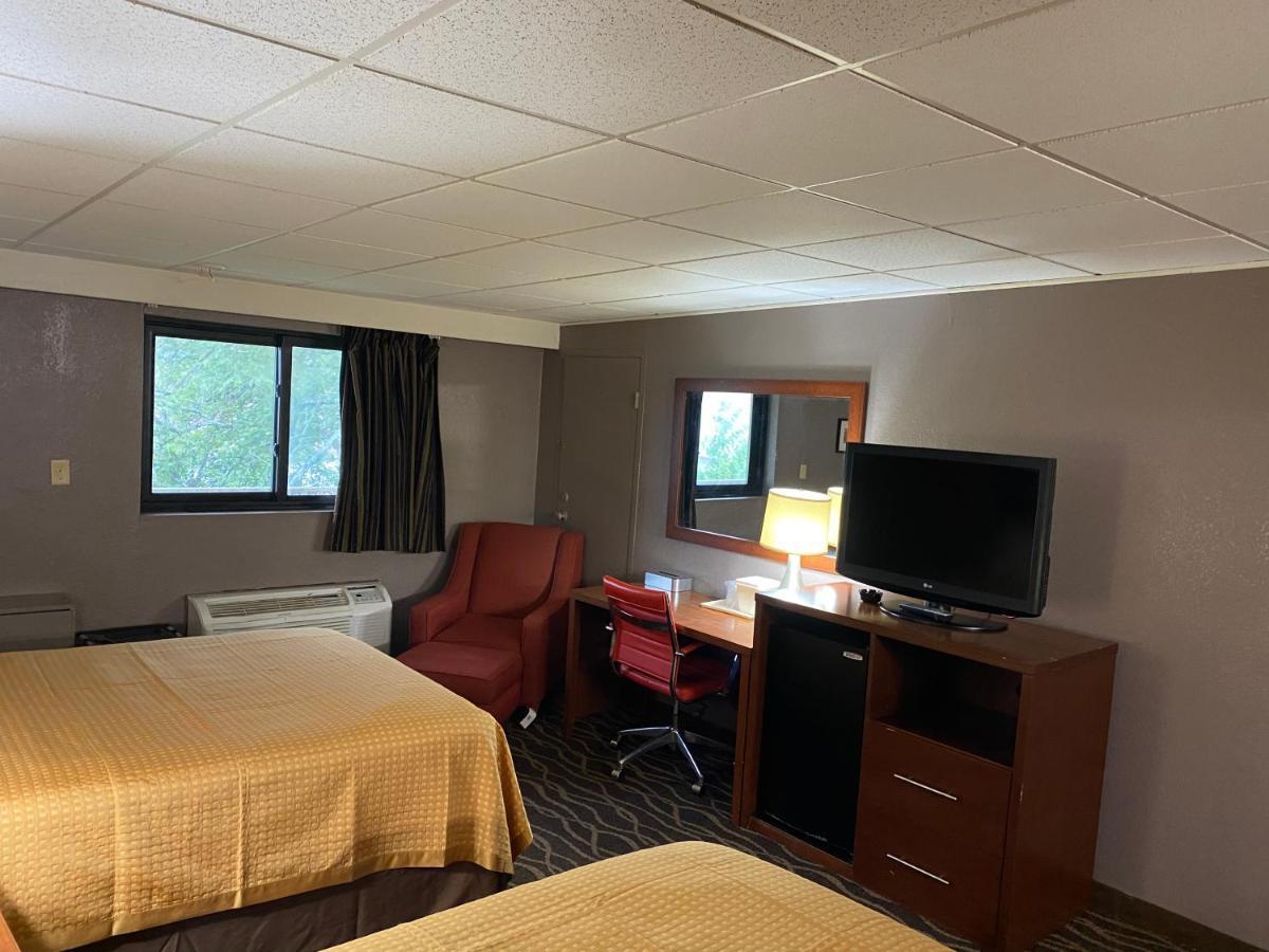 Economy Inn North Randall Εξωτερικό φωτογραφία