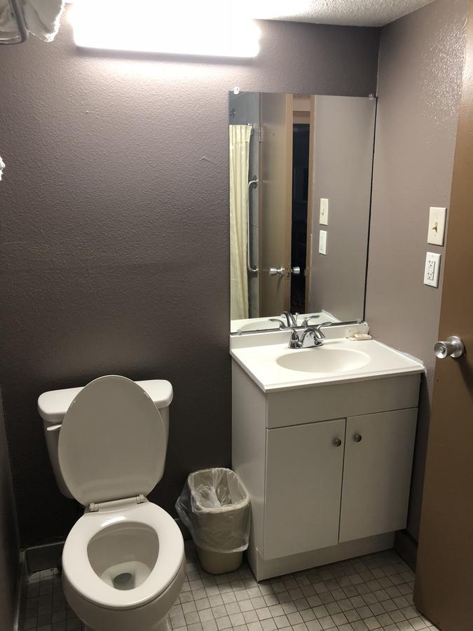 Economy Inn North Randall Εξωτερικό φωτογραφία
