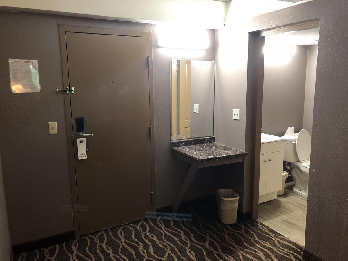 Economy Inn North Randall Εξωτερικό φωτογραφία
