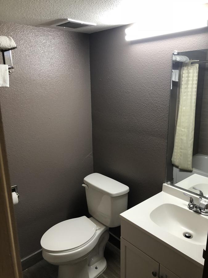 Economy Inn North Randall Εξωτερικό φωτογραφία