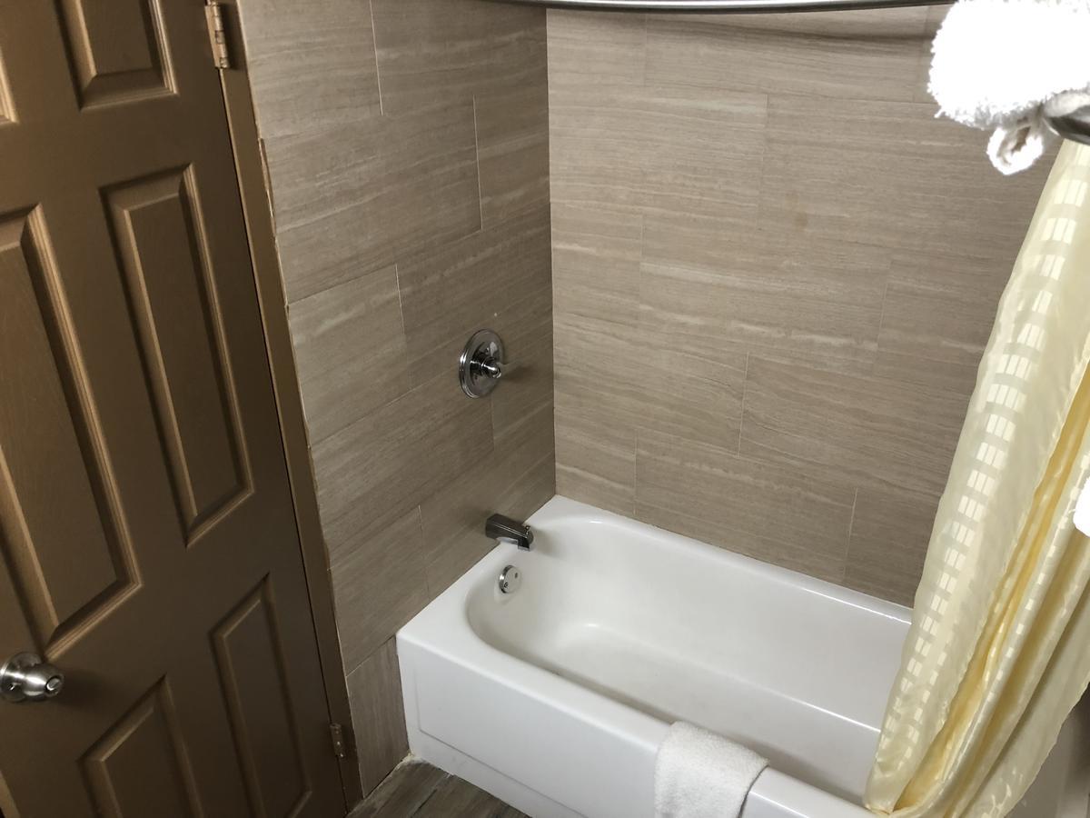 Economy Inn North Randall Εξωτερικό φωτογραφία