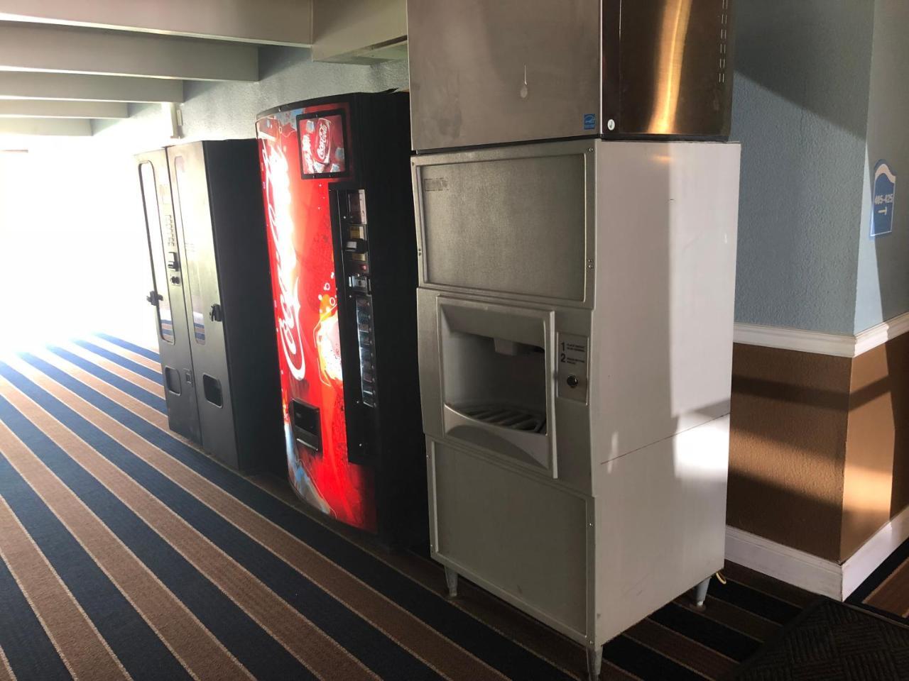 Economy Inn North Randall Εξωτερικό φωτογραφία