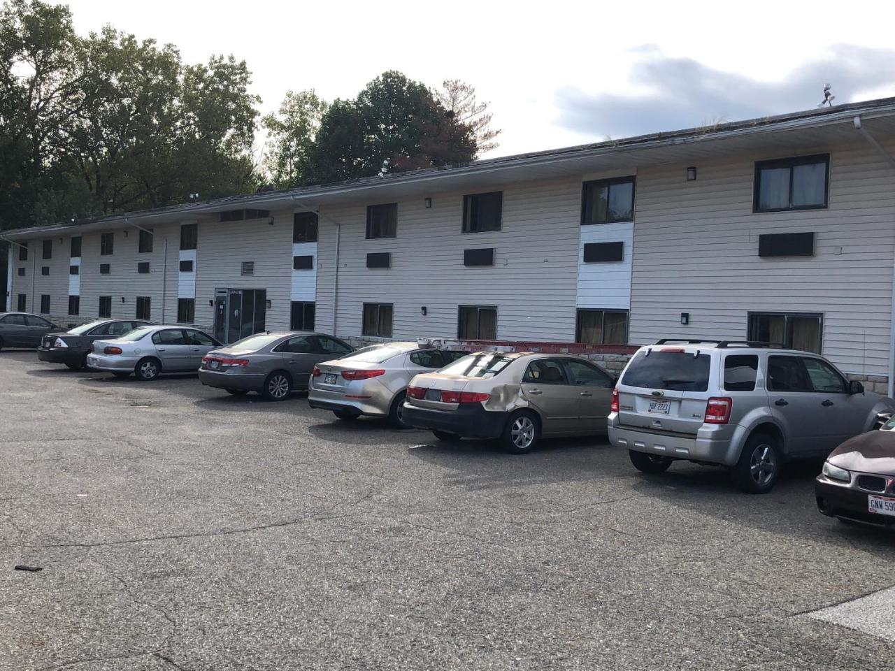 Economy Inn North Randall Εξωτερικό φωτογραφία